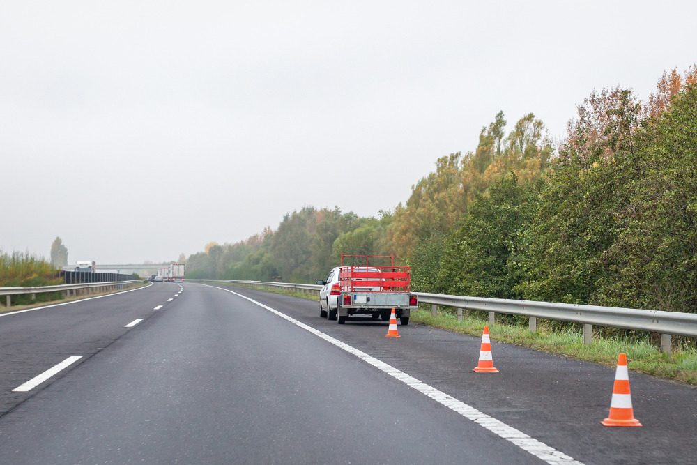 florida move over law shows car disabled on highway shoulder